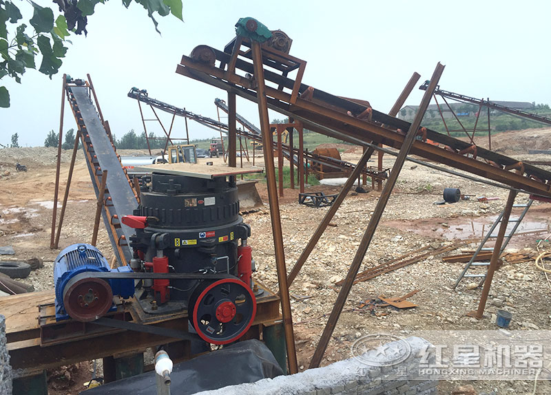 粗碎后的花崗巖經(jīng)過圓錐破再次細(xì)碎 粗碎后的花崗巖經(jīng)過圓錐破再次細(xì)碎