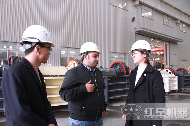 五七破碎石機(jī)價(jià)格優(yōu)惠，客戶實(shí)地考察