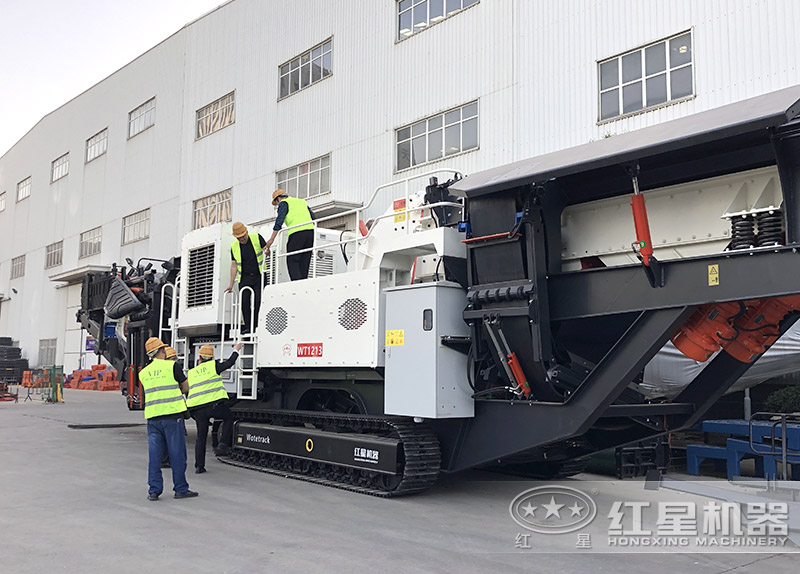 紅星機器移動磚頭粉碎機現(xiàn)貨，用戶實地考察