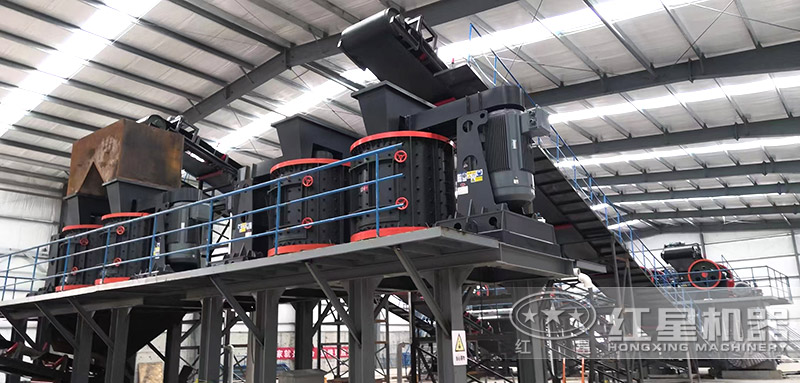 復(fù)合式破碎機作業(yè)現(xiàn)場，多臺設(shè)備搭配