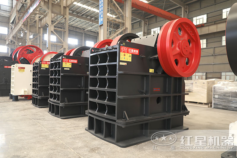 顎式破碎機(jī)型號(hào)規(guī)格多，400鄂破更受歡迎