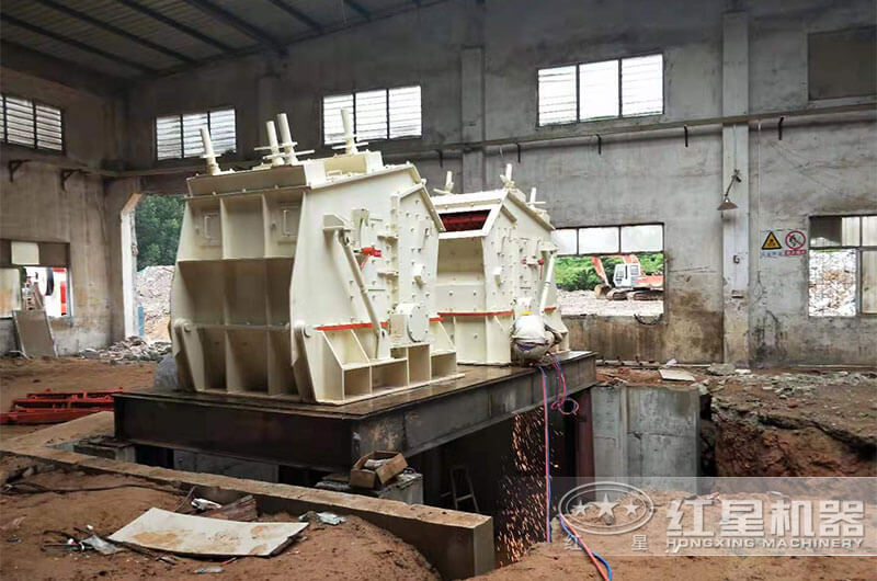 反擊式破碎機(jī)作業(yè)現(xiàn)場(chǎng) 反擊式破碎機(jī)作業(yè)現(xiàn)場(chǎng)