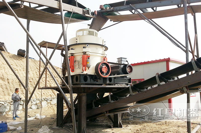 大型石料生產(chǎn)現(xiàn)場(chǎng)，配置顎式破碎機(jī)+圓錐破碎機(jī)