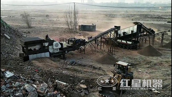 車載移動顎式破石機山東作業(yè)現場圖