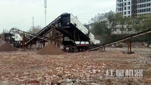 印尼鵝卵石車載移動顎式破石機作業(yè)現場