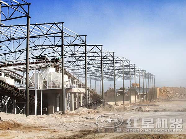 一天3000噸反擊式破碎機作業(yè)現(xiàn)場