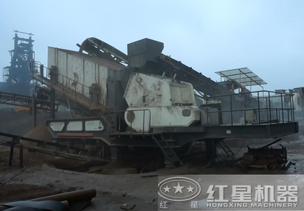 移動(dòng)反擊式破碎站破碎建筑垃圾現(xiàn)場(chǎng)圖