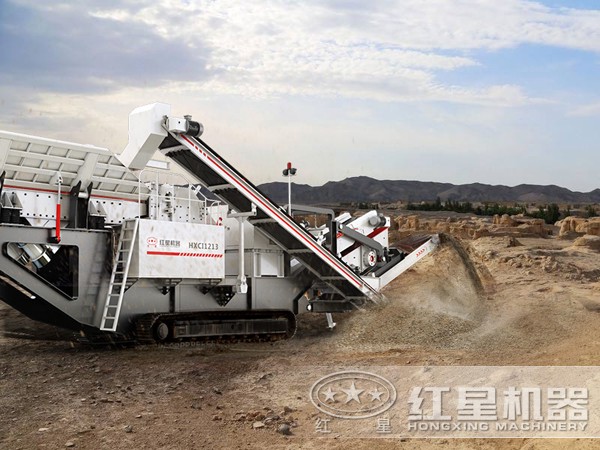 履帶式移動打石機的碎石現(xiàn)場 履帶式移動打石機的碎石現(xiàn)場