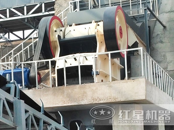 鄂式碎石機作業(yè)現場