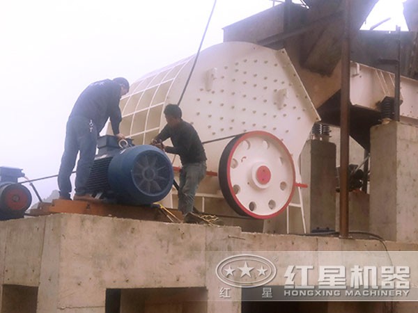 錘式破碎機(jī)安裝現(xiàn)場 錘式破碎機(jī)安裝現(xiàn)場
