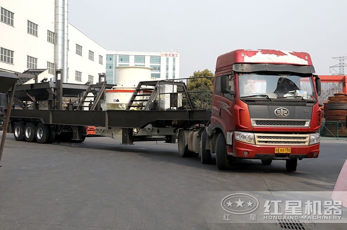 移動(dòng)石子制沙機(jī)車(chē)頭牽引開(kāi)著走