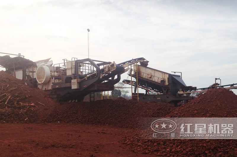 移動式磚頭粉碎機(jī)現(xiàn)場 移動式磚頭粉碎機(jī)現(xiàn)場