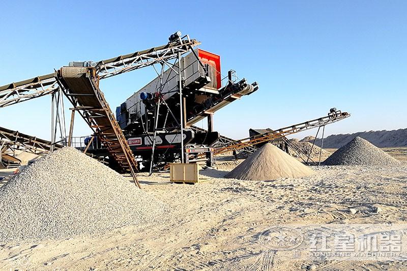 可移動(dòng)式打石頭機(jī)器現(xiàn)場，可加工多種粒度