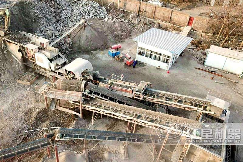 這是河北某地客戶(hù)的每小時(shí)處理500噸建筑垃圾破碎站工作現(xiàn)場(chǎng)