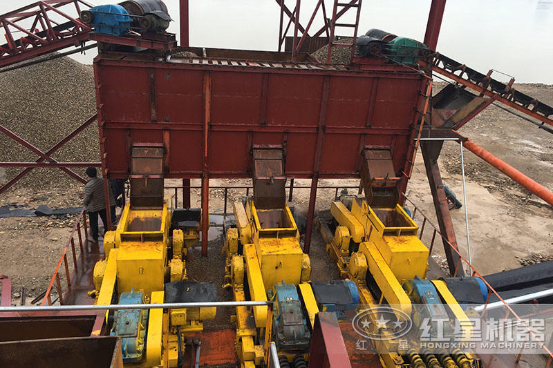 巖石對輥破碎機(jī)現(xiàn)場