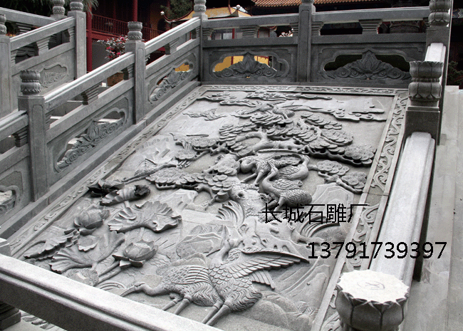 寺院石雕作品仙鶴御路，浮雕圖案是松鶴吉祥圖案