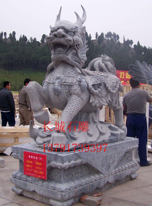 石雕麒麟雕刻工藝精美，有吉祥聚財(cái)?shù)淖饔?，也可以化煞。適合安裝在大門(mén)口。