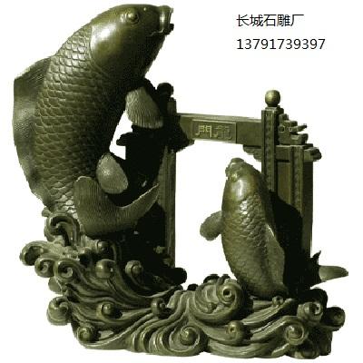 石雕魚為觀賞魚，改善環(huán)境、風(fēng)水，期待改善財(cái)運(yùn)，同時(shí)因“金魚”與“金玉”諧音，形成了“金玉滿堂”的吉祥圖案。