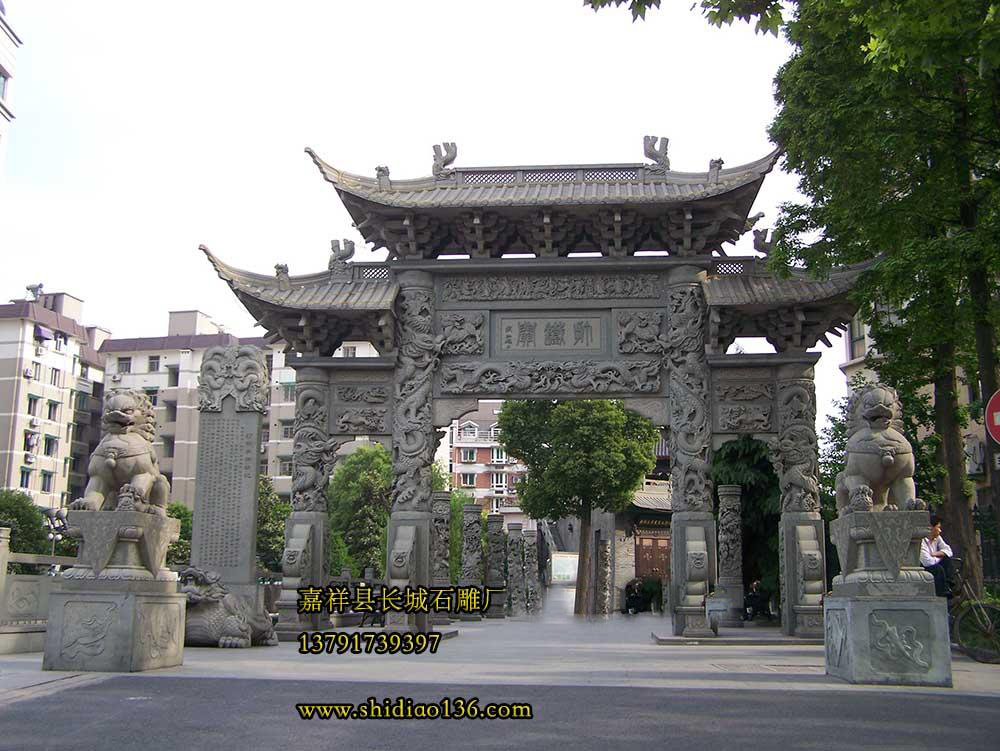 這座石牌坊而是在于其造型奇特，制作精良，雕刻精湛，內(nèi)容豐富。