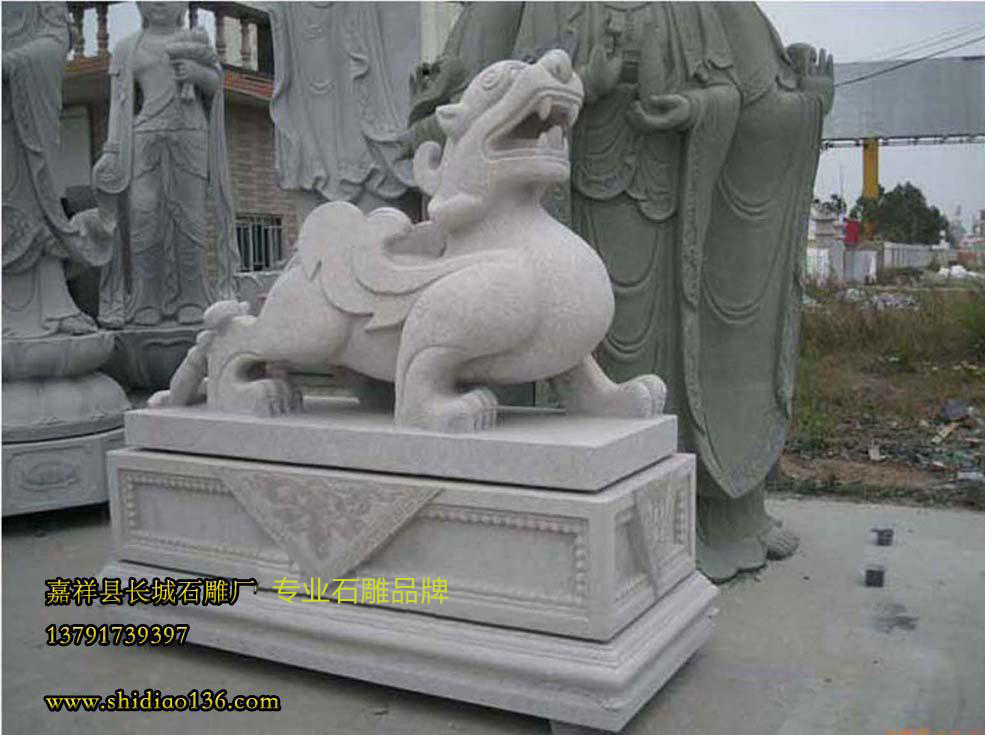 在民俗傳統(tǒng)文化中，石雕貔貅、石雕麒麟、石雕獅子、石雕龍龜、石雕金蟾是深受人們喜愛的能夠驅(qū)災(zāi)避邪、招財(cái)納福的五瑞獸。