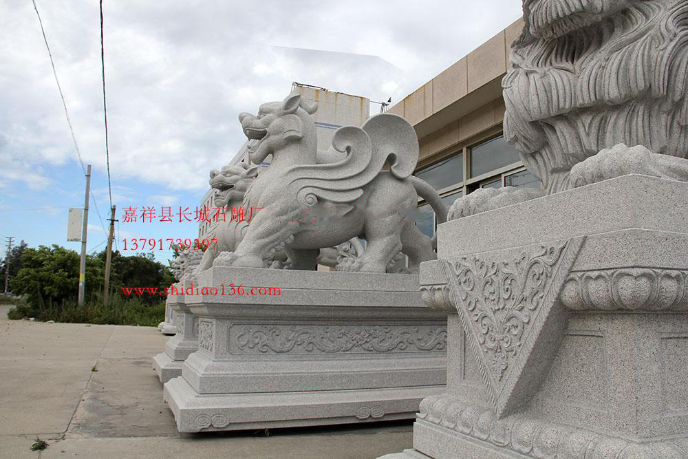 石雕貔貅在風(fēng)水上用來驅(qū)邪、擋煞、鎮(zhèn)宅其威力是無庸置疑的。相傳貔貅喜愛金銀財(cái)寶的味道，常咬回金銀財(cái)寶來討主人的歡心，故有言此乃招財(cái)之物。
