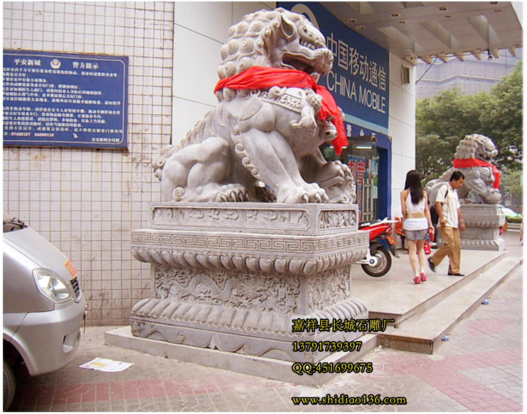 石獅一般雕刻的雄壯威武、神情剛毅、顯示了力量與莊嚴(yán)，在古代不僅官府，就是民間邸宅門前也常雕有石雕獅子，除表示富有和權(quán)勢(shì)還有鎮(zhèn)宅之意。店鋪的屋頂上也常飾有獅子咆哮的雕像。
