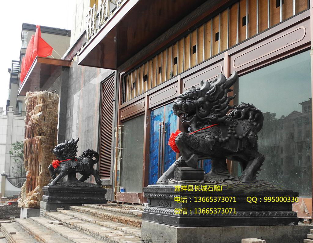 門(mén)前擺放石雕貔貅