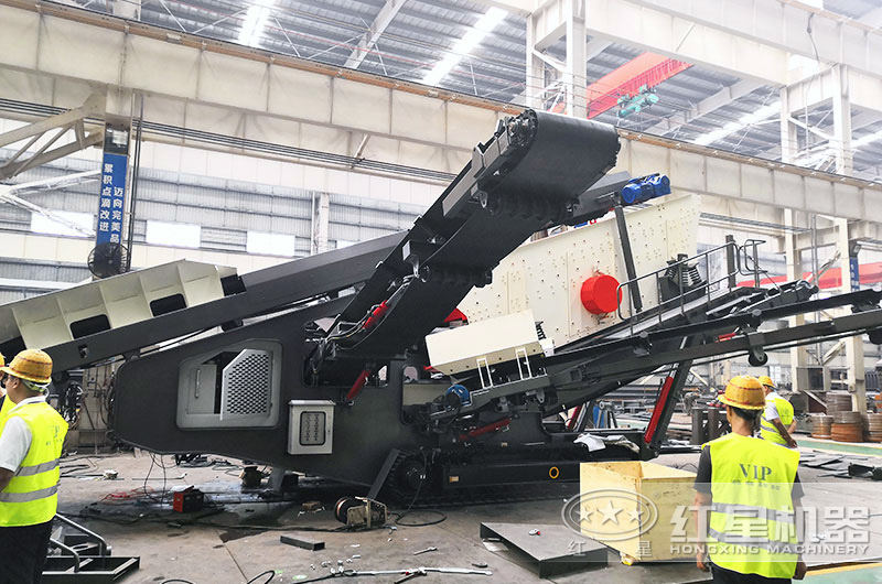 用戶來廠參觀履帶式小型流動破碎機(jī)