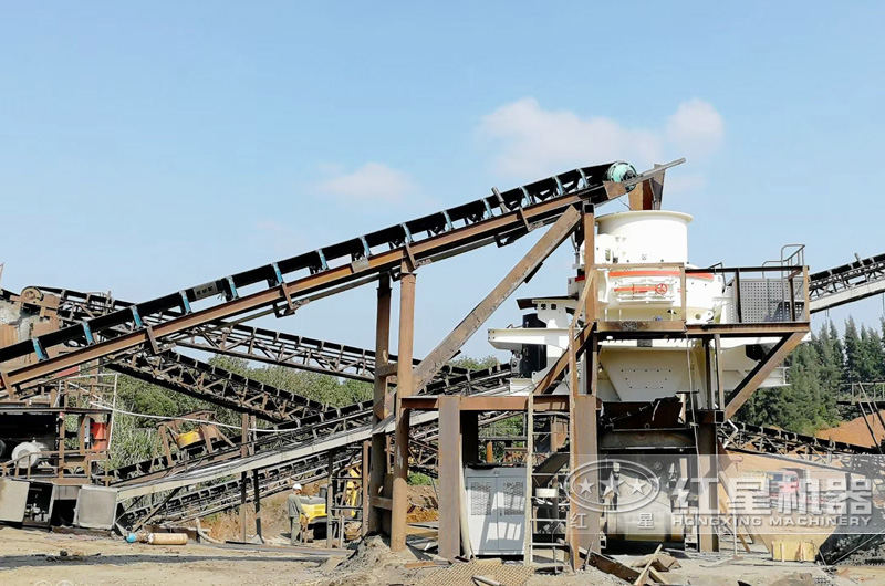 時(shí)產(chǎn)100噸風(fēng)化石制砂生產(chǎn)現(xiàn)場