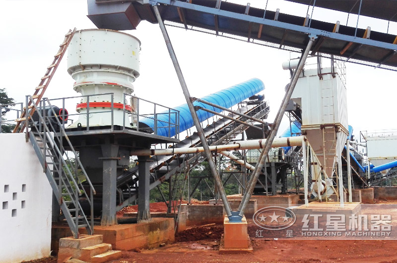 玄武巖破碎生產(chǎn)線現(xiàn)場，防塵罩綠色更環(huán)保