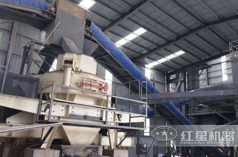 鵝卵石制砂機(jī)鞏義作業(yè)現(xiàn)場(chǎng)，密封作業(yè)更環(huán)保