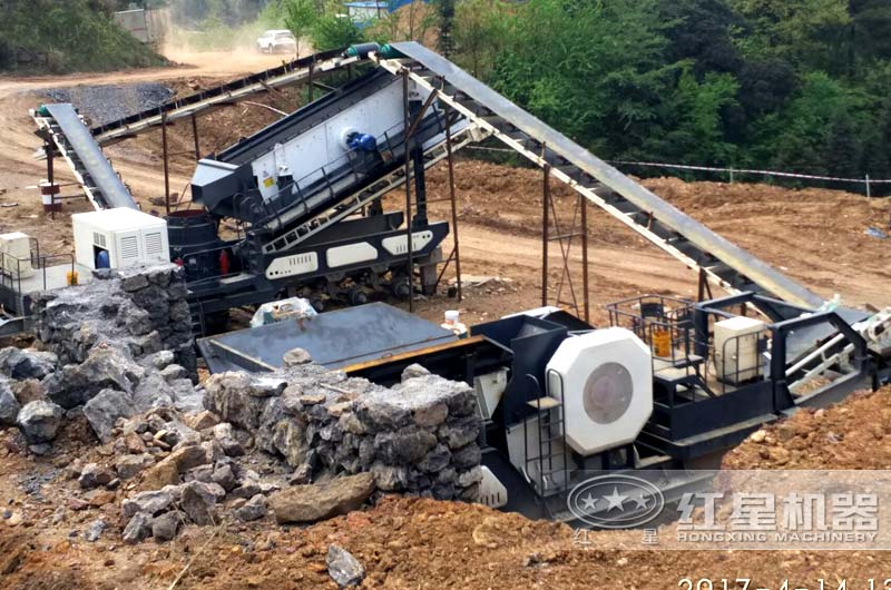 輪式移動破碎站作業(yè)現(xiàn)場，移動顎式破碎站和移動反擊破雙機器搭配完成粗碎和細碎作業(yè)