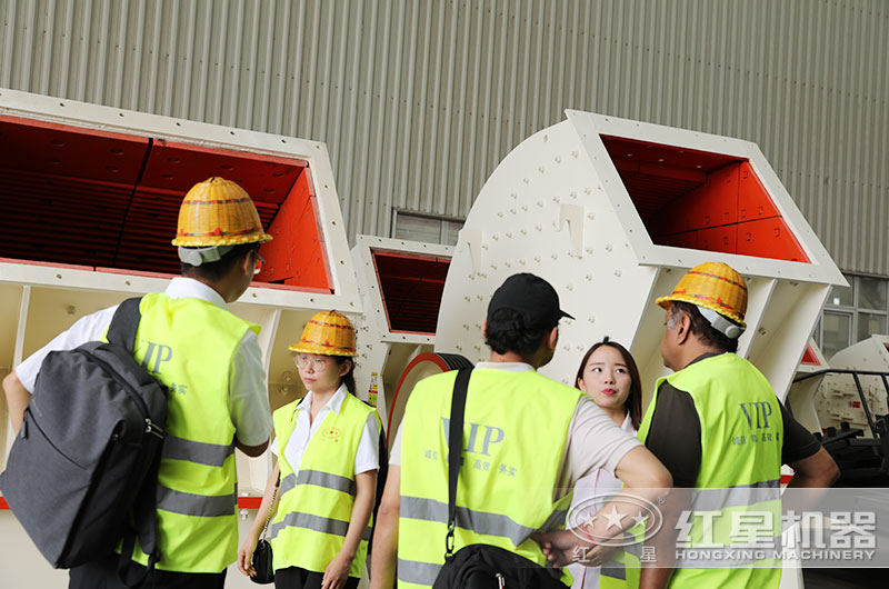 客戶來(lái)廠參觀考察錘破設(shè)備