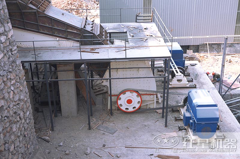 砂石生產現(xiàn)場-錘破